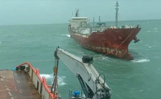 ONGC और कोस्टगार्ड की तत्परता से अरब सागर में टल गया बड़ा हादसा