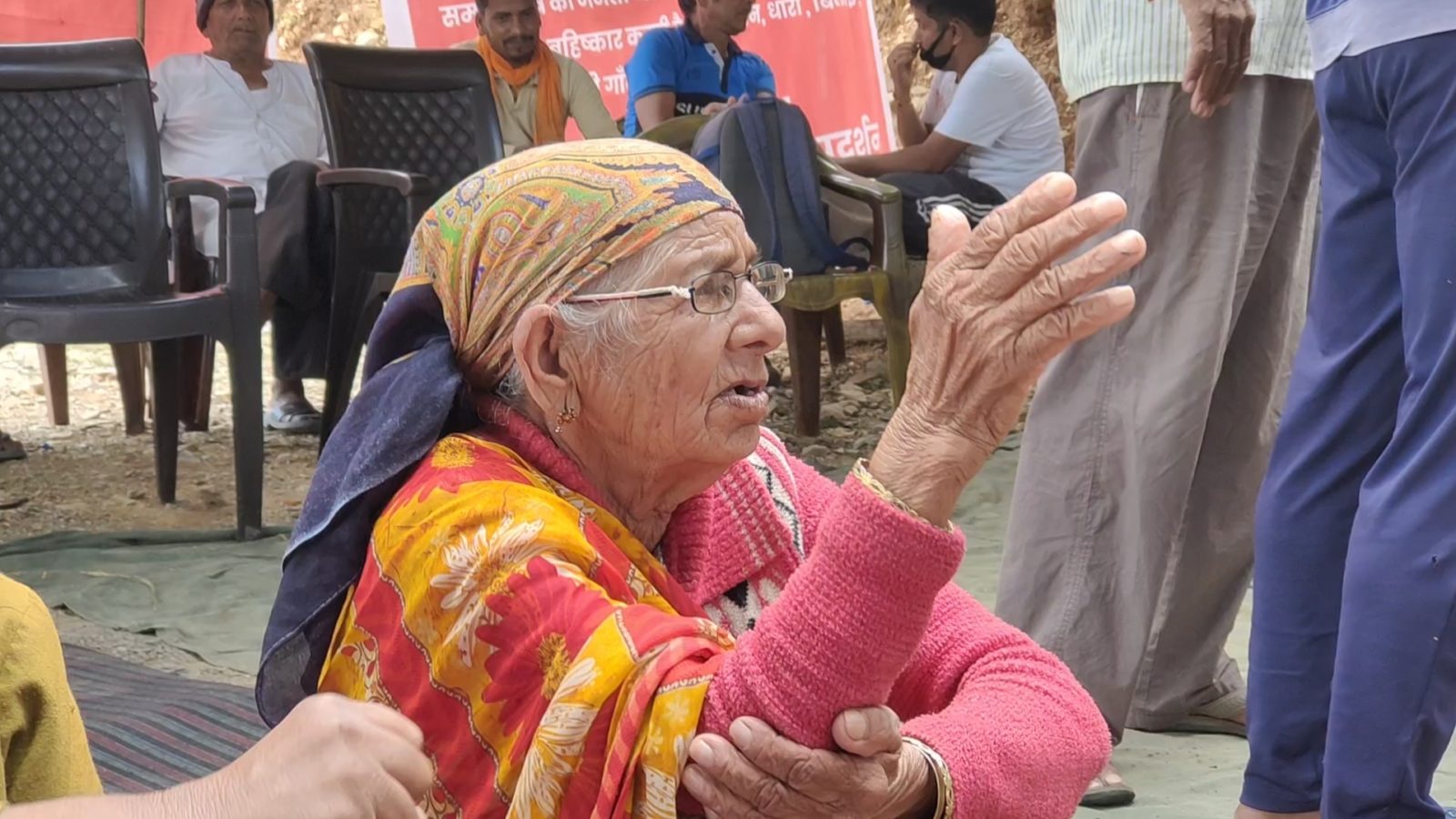 आजादी के बाद से गांव के लोगों को सड़क का इंतजार, ग्रामीण बोले- रोड नहीं तो इस बार वोट नहीं