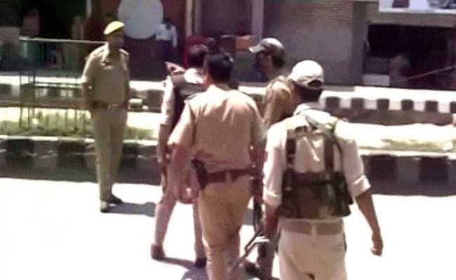 कश्मीर में पुलिस की जवाबी फायरिंग में आतंकवादी ढेर, एक फरार
