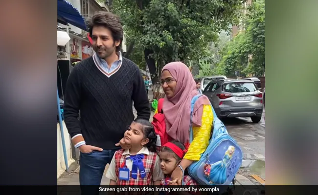 कार्तिक आर्यन ने स्कूल जाती बच्चियों और उनकी मम्मी के साथ खिंचवाई फोटो, क्यूट अंदाज देख कर फिदा हुए फैंस 