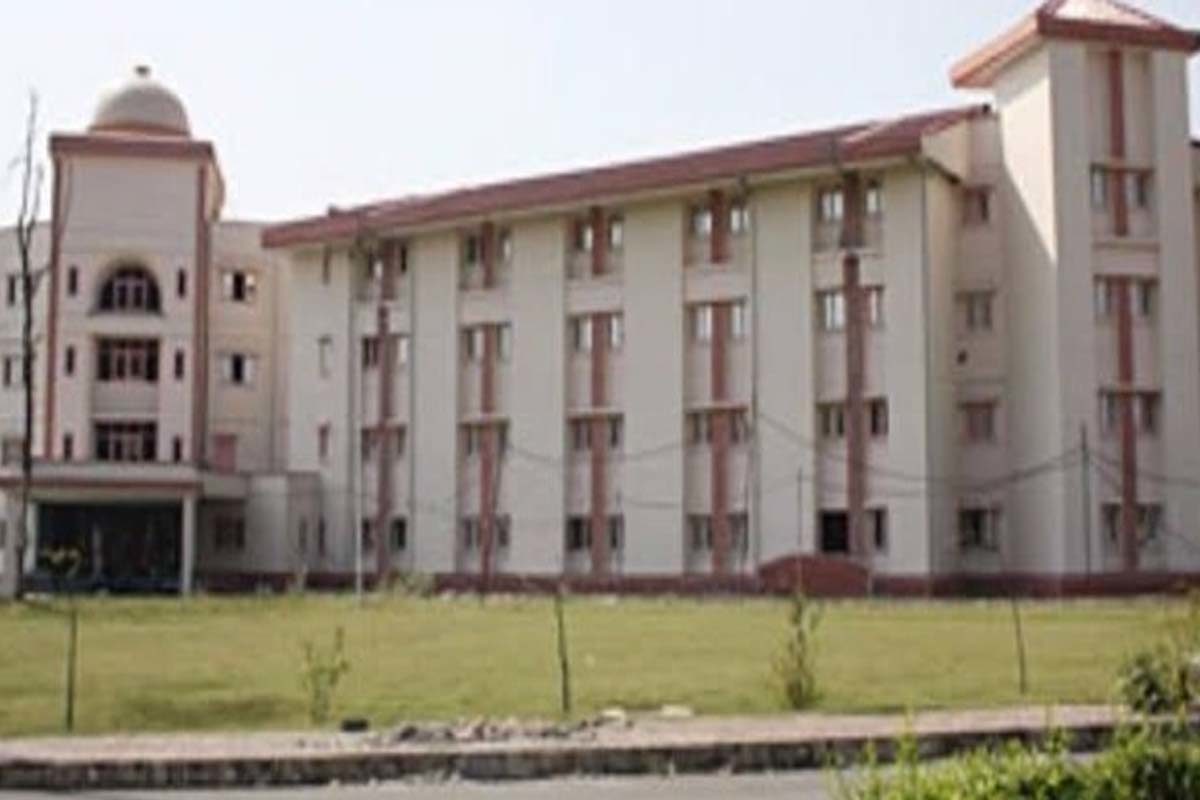 दून यूनिवर्सिटी में क्यों नहीं होती कभी हिंदी-संस्कृत विषय की पढ़ाई? जानें इसकी वजह