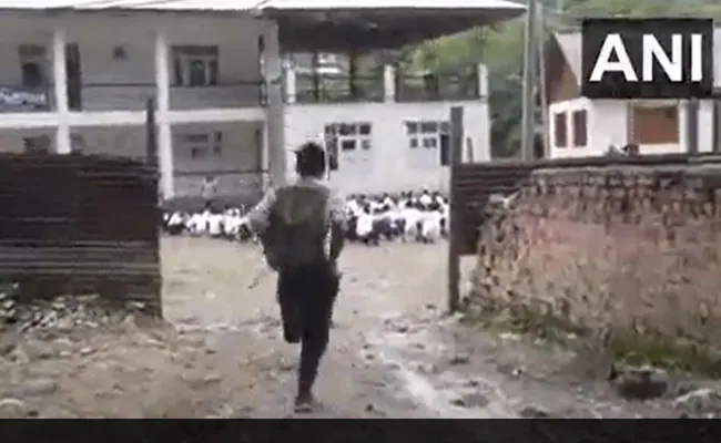 पढ़-लिखकर अपना सपना पूरा करने के लिए एक पैर पर स्कूल जाता है ये छात्र, दिव्यांग को मुफ्त मदद का आश्वासन