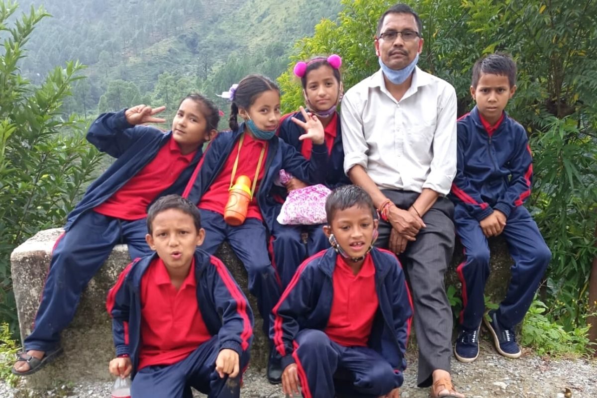 पहाड़ सी मिसाल : एक शिक्षक ने स्‍कूल में ऐसा पढ़ाया, तबादला रुकवाने पूरा गांव उमड़ आया