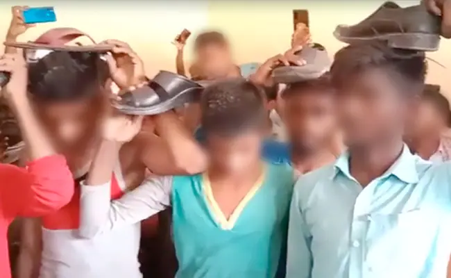 बिहार : पंचायत ने पांच युवकों के सिर पर रखवाया जूता, मंगवाई माफी, जाति को अपशब्द कहे थे