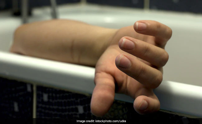 मां को बर्थडे विश करने की इजाजत नहीं मिली तो हॉस्टल में 14 साल के लड़के ने दे दी जान