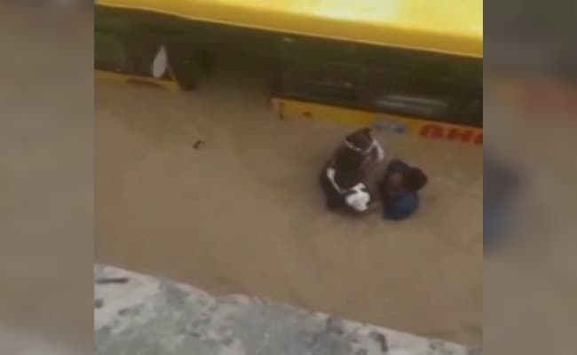 Video:जब पानी में डूबने लगी 30 बच्चों से भरी बस, चीख पुकार सुनकर राहगीरों ने सभी को बचाया