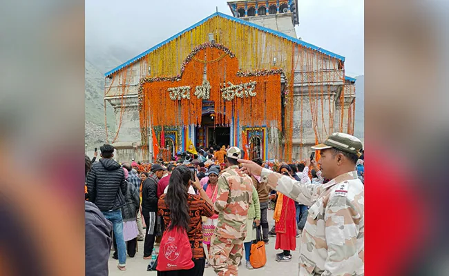 केदारनाथ मंदिर के गर्भगृह में तीर्थयात्रियों के प्रवेश पर लगी रोक हटाई गई
