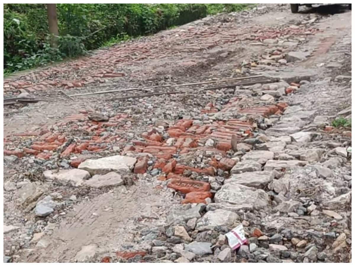 नैनीताल के मशहूर टीबी सेनेटोरियम को जाने वाली सड़क खस्ताहाल, आए दिन चोटिल होते हैं लोग