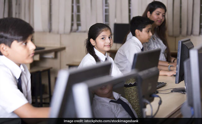 महत्वाकांक्षाओं के बोझ तले मासूम बचपन...