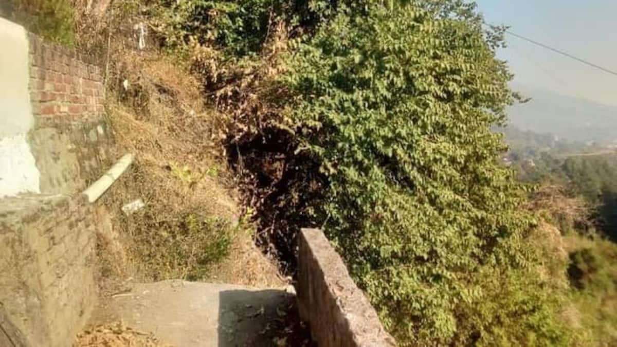 Bhimtal: बारिश की वजह से गिरी दीवार 6 साल में भी नहीं बनी, ग्रामीणों को सता रहा 'डर'