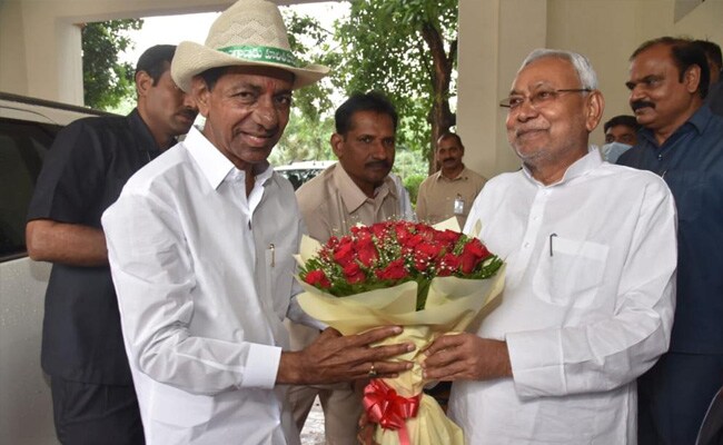 अब फिर BJP के प्रतिद्वंद्वी बने नीतीश कुमार से बिहार आकर मिले तेलंगाना CM KCR
