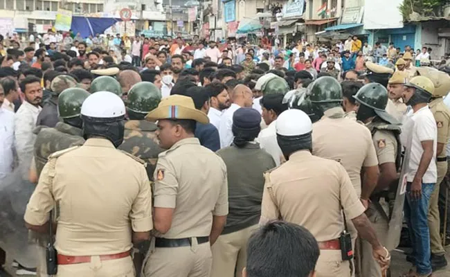 कर्नाटक के शिवमोग्गा के बाद तुमकुरु में भी सावरकर के पोस्टर को लेकर हुआ बवाल