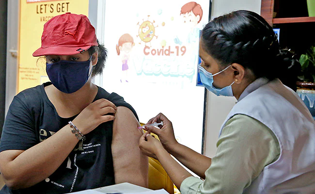 'कोविड टीकाकरण अमृत महोत्सव अभियान’ के दौरान 9.6 करोड़ अतिरिक्त एहतियाती खुराक दी गई: सरकार