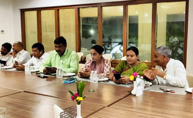 झारखंड के सत्‍ताधारी गठबंधन के विधायकों को छत्‍तीसगढ़ के रिसॉर्ट में दिए गए विशेष फोन : सूत्र
