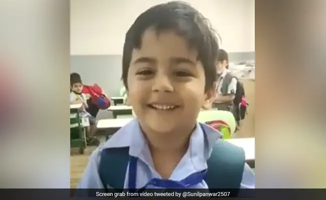 साड़ी में आप बहुत अच्छी लगती हैं...छोटे बच्चे ने टीचर से कहा कुछ ऐसा, Video इंटरनेट पर वायरल हो गया