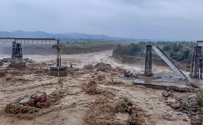 हिमाचल प्रदेश में भारी बारिश से अचानक आयी बाढ़ और भूस्खलन से 22 लोगों की मौत, 5 लापता
