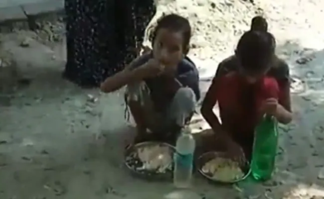VIDEO : UP के स्कूल में मिड-डे मील में बच्चों को परोसा गया नमक और चावल, हेडमास्टर सस्‍पेंड