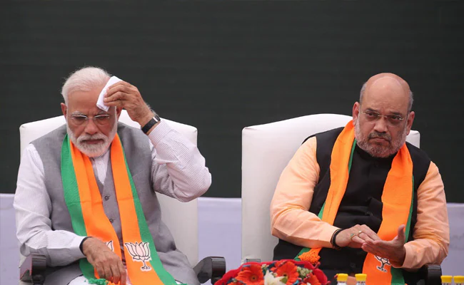 गुजरात चुनाव : AAP और कांग्रेस ने लगाई लुभावने वादों की झड़ी, BJP की बढ़ी परेशानी