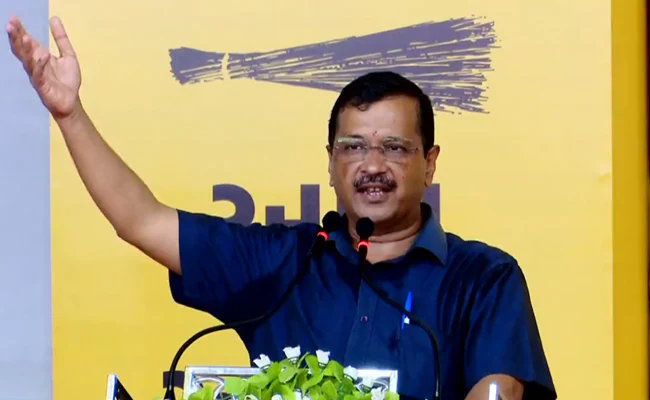गुजरात में सरपंचों से मिले केजरीवाल, कहा- आप एक हो जाएं, तो BJP नहीं जीत पाएगी एक भी सीट
