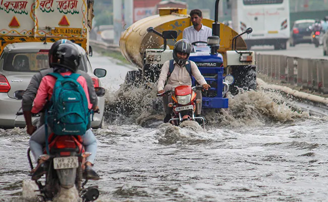 दिल्ली-NCR में आफत की बारिश: गुरुग्राम प्रशासन ने की WFH की अपील, नोएडा-गाजियाबाद में स्कूल बंद, जानें कब थमेगी बारिश
