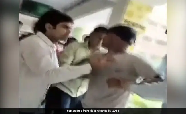 दिल्ली के सरकारी स्कूल में टीचर ने की सिक्योरिटी गार्ड की पिटाई, वीडियो वायरल