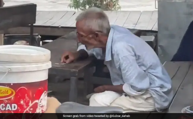 दुकान में बैठकर दिनभर की कमाई गिनता दिखा बुजुर्ग शख्स, दिल पिघला देने वाला ये Video देख आ जाएंगे आंसू