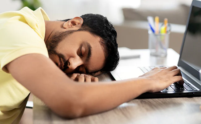 पढ़ाई या काम करते वक्त आने लगती है नींद तो इन 5 टिप्स को आजमा लीजिए, बच्चे और बडे़ दोनों को होगा फायदा 