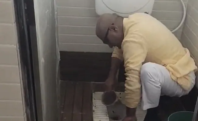 मध्यप्रदेश में BJP सांसद ने बैगर ग्लब्स पहने साफ किया स्कूल का टॉयलेट, वीडियो वायरल