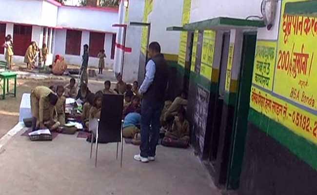 यूपी : बच्चों से स्कूल में साफ करवाया शौचालय, हेडमास्टर के निलंबन पर आंदोलन की धमकी