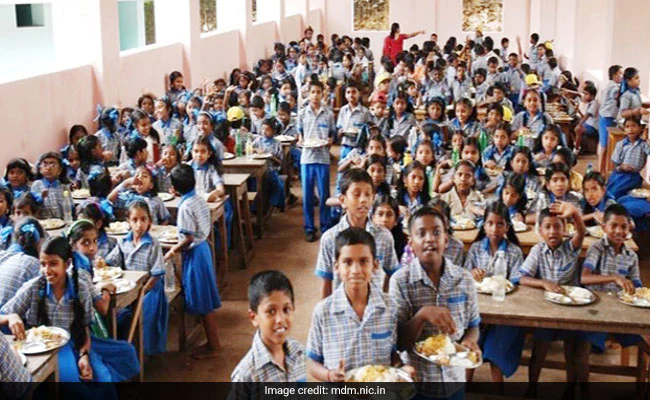 राजस्थान : दलित लड़कियों का परोसा भोजन छात्रों को फेंकने को कहा, स्‍कूल का रसोइया गिरफ्तार