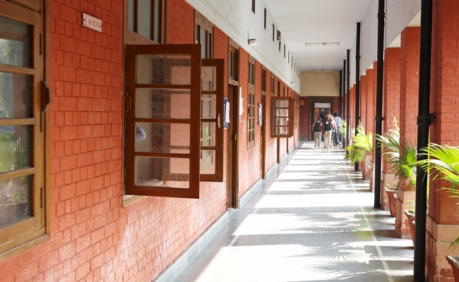 DU Admission 2022: दिल्ली यूनिवर्सिटी में 54,000 से अधिक छात्रों ने लिए प्रवेश, फीस जमा करने की अंतिम तारीख आज