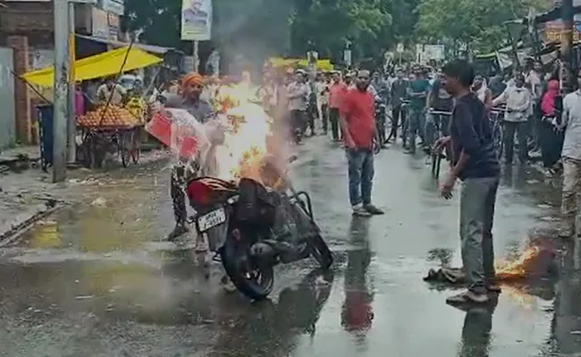 VIDEO: देखते ही देखते आग का गोला बनी बाइक, बाइक सवार ने कूदकर बचाई जान