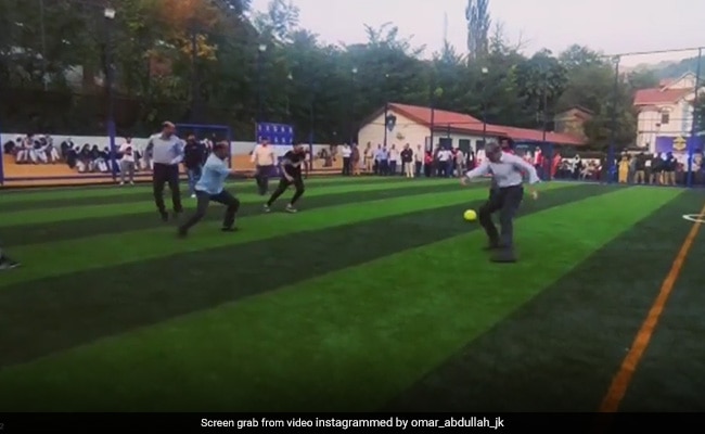 VIDEO: पूर्व मुख्यमंत्री उमर अब्दुल्ला ने श्रीनगर में दिखाए अपने फुटबॉल के स्किल