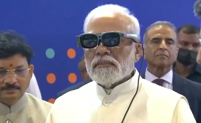 VIDEO : मुकेश और आकाश अंबानी ने PM मोदी को 5G सर्विस का दिया डेमो, बताई बारीकियां