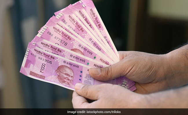 अमेरिकी डॉलर के मुकाबले पांच पैसे टूटकर 82.38 पर रुपया