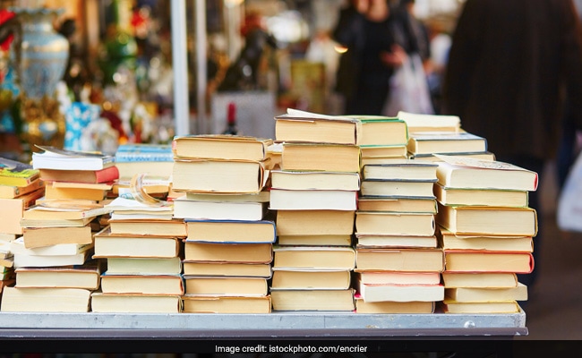 उत्तर प्रदेश: कौशांबी में स्कूल की किताबें कबाड़ी को बेचने के आरोप में प्रधानाध्यापिका निलंबित