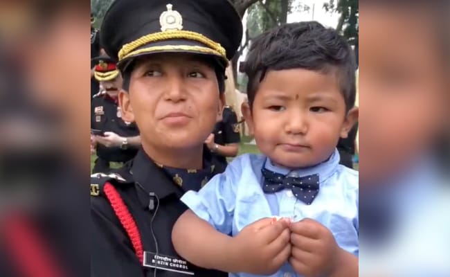 दिवंगत पति का सपना पूरा कर पत्नी बनी Army Officer, बेटे को गोद में लेकर कही दिल छू लेने वाली बात