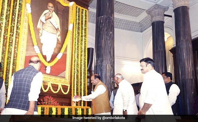 लोकसभा अध्‍यक्ष, रक्षा मंत्री सहित कई नेताओं ने सरदार पटेल की जयंती पर अर्पित की  पुष्पांजलि