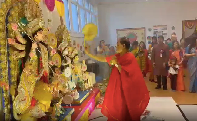 स्विट्ज़रलैंड में भारतीय राजदूत श्री संजय भट्टाचार्य ने लिया दुर्गोत्सव  का आनंद, ढाक खेलते हुए उठाया नवरात्रि का लुफ्त