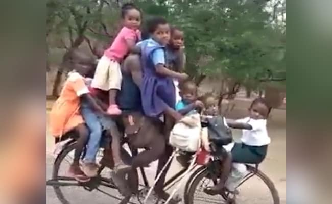 9 बच्चों को साइकिल पर बैठाकर स्कूल ले जाते शख्स का VIDEO हुआ वायरल, यूजर्स ने दिए मजेदार रिएक्शन