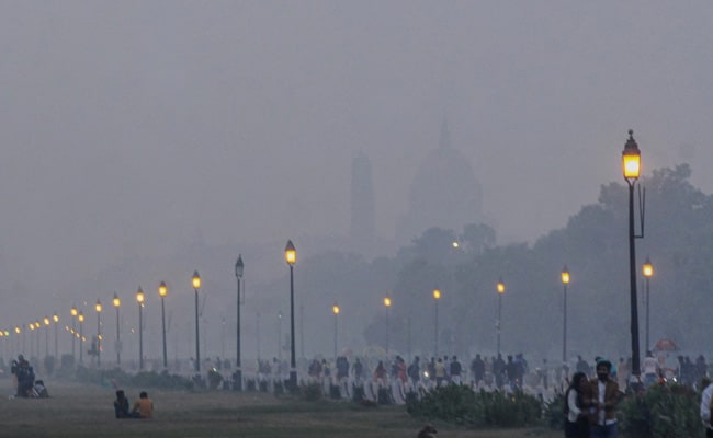 Delhi Pollution: जहरीली धुंध से मिली दिल्ली-NCR के लोगों को थोड़ी राहत, AQI में हुआ सुधार लेकिन...