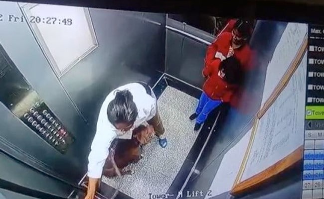Video : नोएडा की एक सोसाइटी की लिफ्ट में दो बच्चों पर पालतू डॉग ने हमला किया