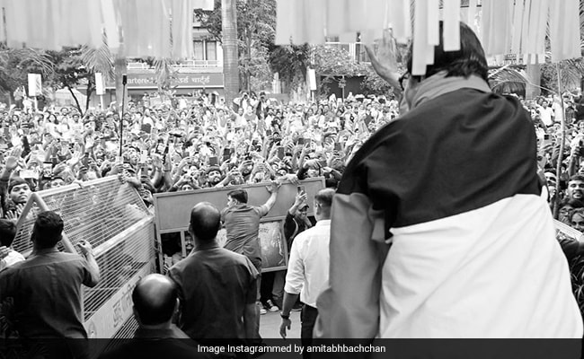 अमिताभ बच्चन को देखने के लिए लगा फैंस का हुजूम, बिग बी ने तस्वीर शेयर कर कहा-