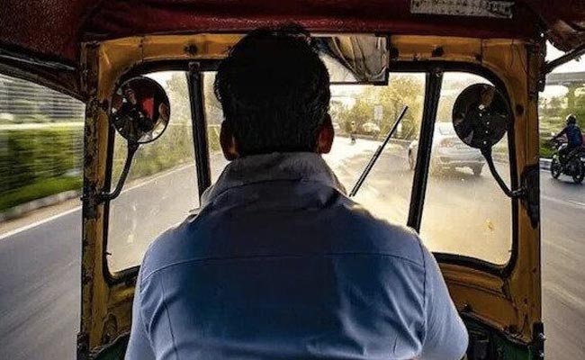 ईमानदारी की मिसाल: ऑटो में महिला के Airpod गुम हो गए थे, ऑटोवाले ने वापस लौटा दिए