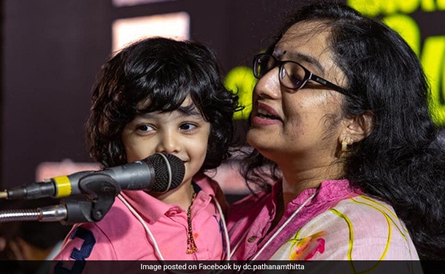 केरल की IAS अफसर के बेटे को गोद में लेकर कार्यक्रम में भाषण देने के VIDEO पर छिड़ी बहस