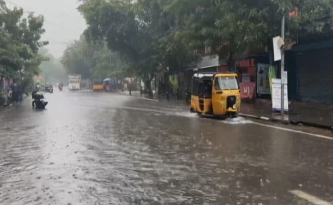 चेन्नई में पूरी रात होती रही बारिश, कई इलाकों में भरा पानी; कई जिलों में स्कूल और कॉलेज बंद
