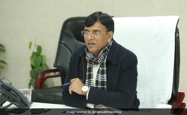 "जनता से आग्रह है कि मास्क पहने, क्योंकि कुछ लोग तो रेवड़ियां बांटने में...", केंद्रीय स्वास्थ्य मंत्री ने केजरीवाल पर कसा तंज