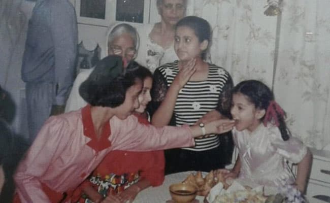 फोटो में रिबन बांधे केक खा रही इस बच्ची का जलवा किसी सुपरस्टार से नहीं है कम, पहचाना नाम तो कहलाएंगे चैंपियन 