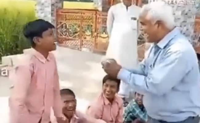 मजीरे की ताल पर बच्चों को पहाड़ा सीखा रहे हैं