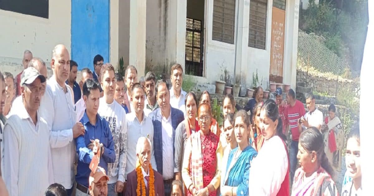 शिक्षक की विदाई समारोह में शादी जैसा इंतजाम, छात्रों ने गिफ्ट में दी स्कूटी और चांदी की मूर्ति, पार्टी का भी किया इंतजाम